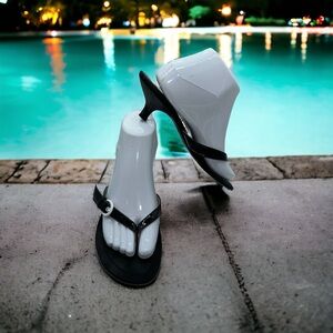 Lower East Side Kitten Heel Patent Looking Flip Flop Sandal, Size 7.5